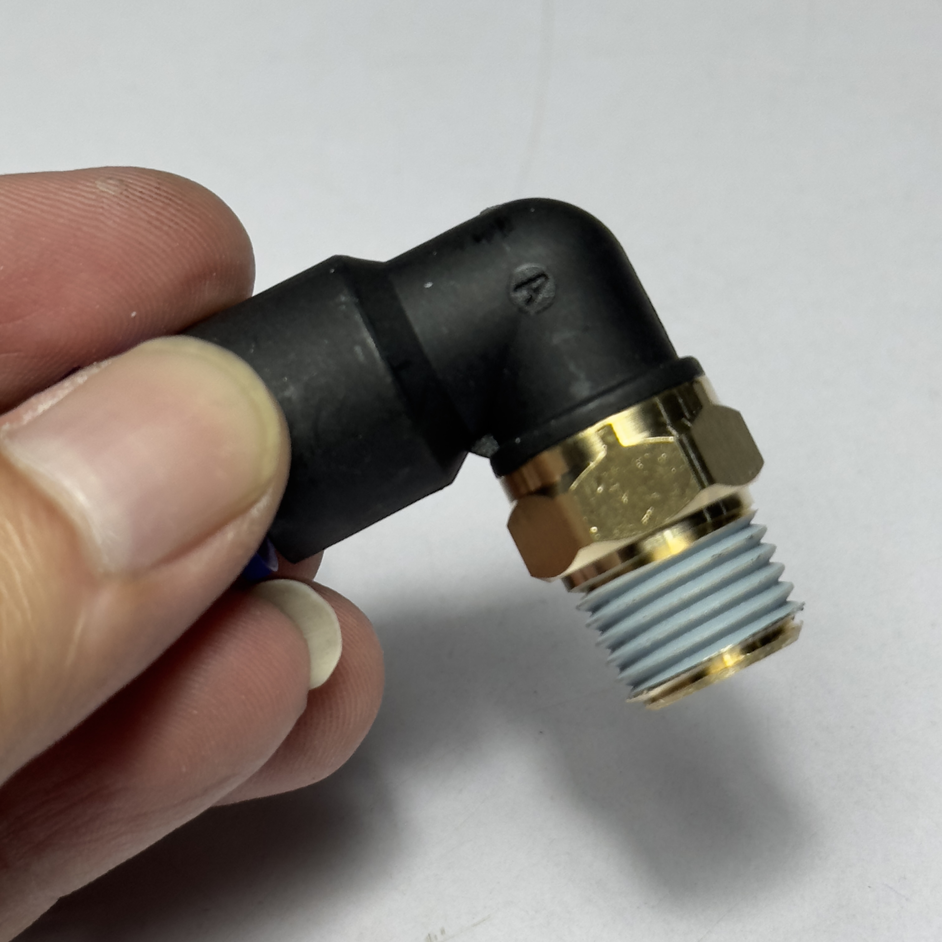 "Minh họa thao tác nhấn nút và cắm ống 10mm vào đầu nối MPL 10-02"