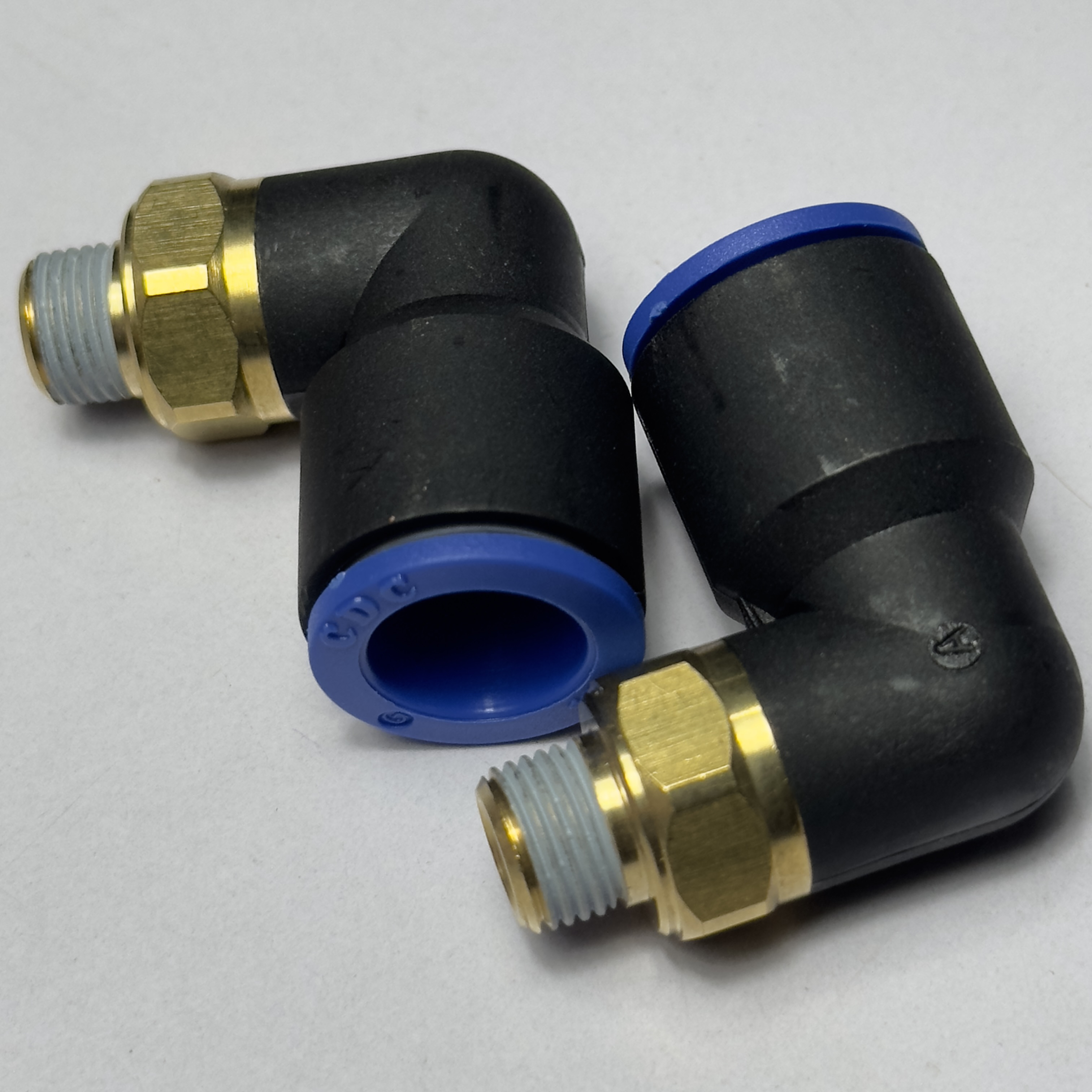 Đầu Nối Nhanh Khí Nén Cong Đen CDC MPL 12-01, làm nổi bật sự khác biệt lớn giữa kích thước ống 12mm và ren 1/8 inch