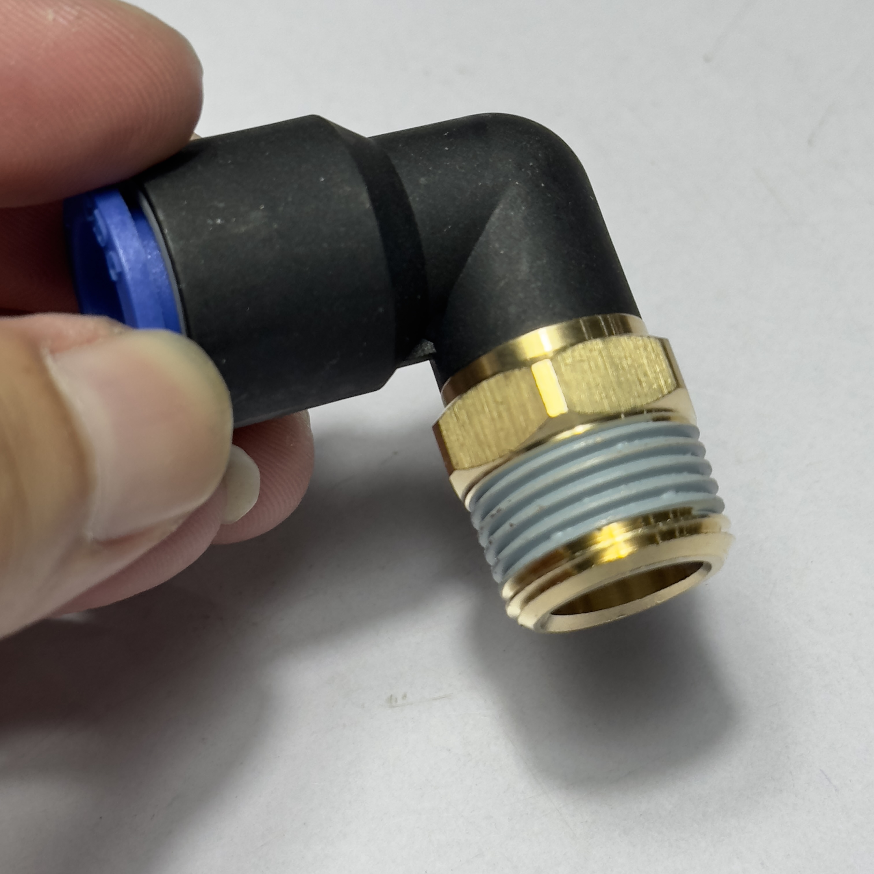 Hình ảnh chi tiết Đầu Nối Nhanh Khí Nén Cong Đen CDC MPL 12-03, thể hiện đầu cắm ống 12mm và phần ren ngoài 3/8 inch