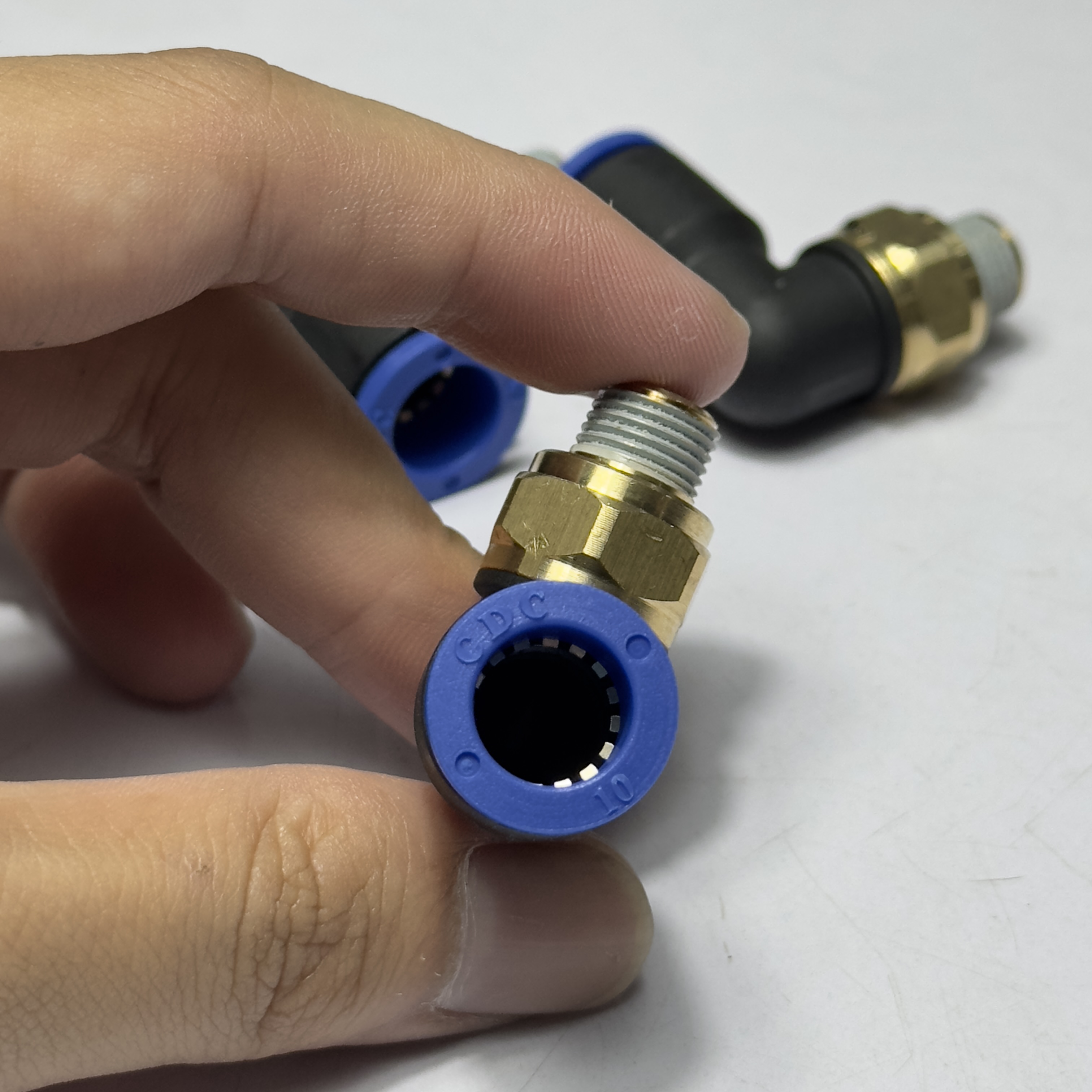 Ống khí 10mm được cắt phẳng, sẵn sàng để lắp vào đầu nối MPL 10-01