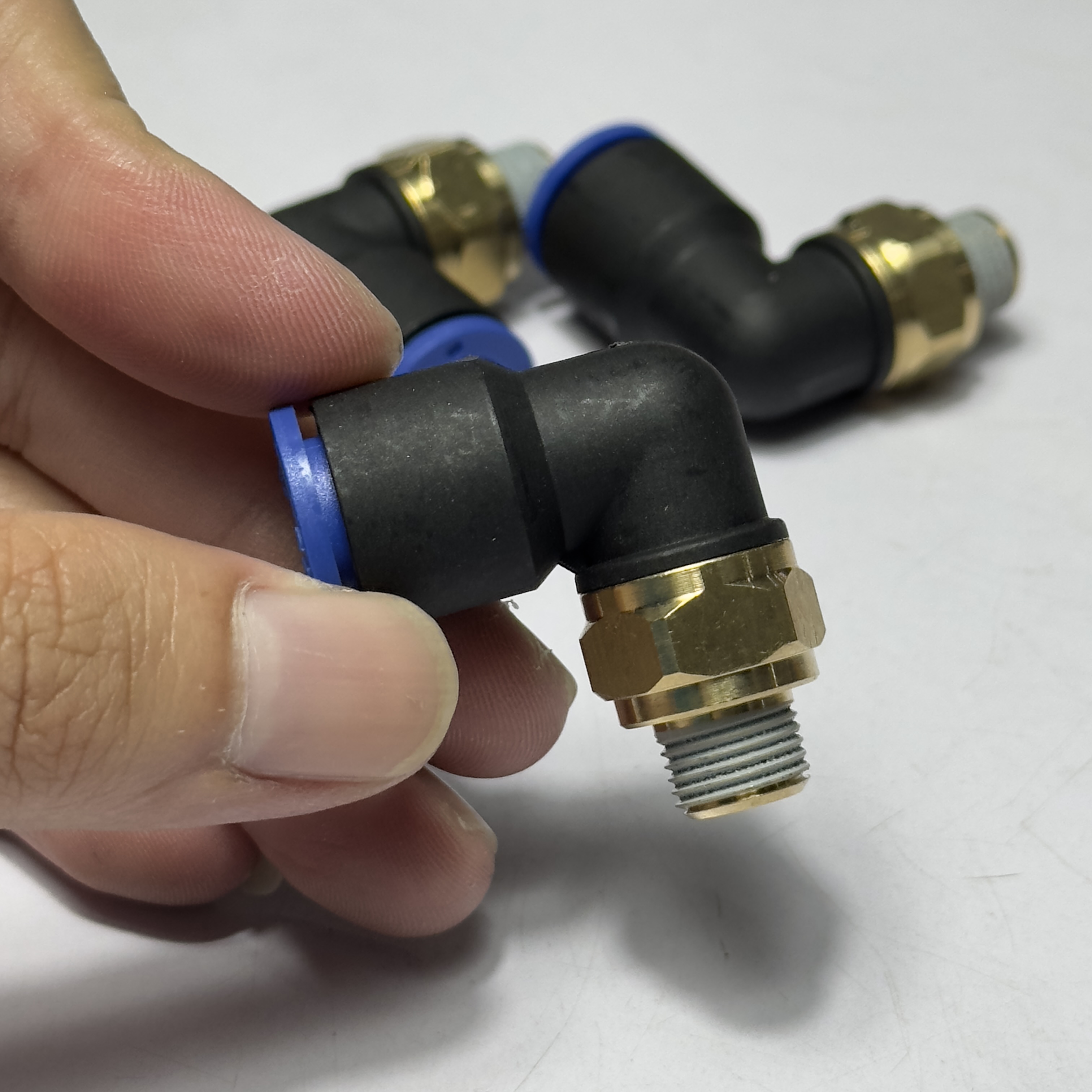 Đầu nối MPL 10-01 được sử dụng để kết nối ống 10mm vào một manifold khí nén có nhiều cổng ren 1/8 inch