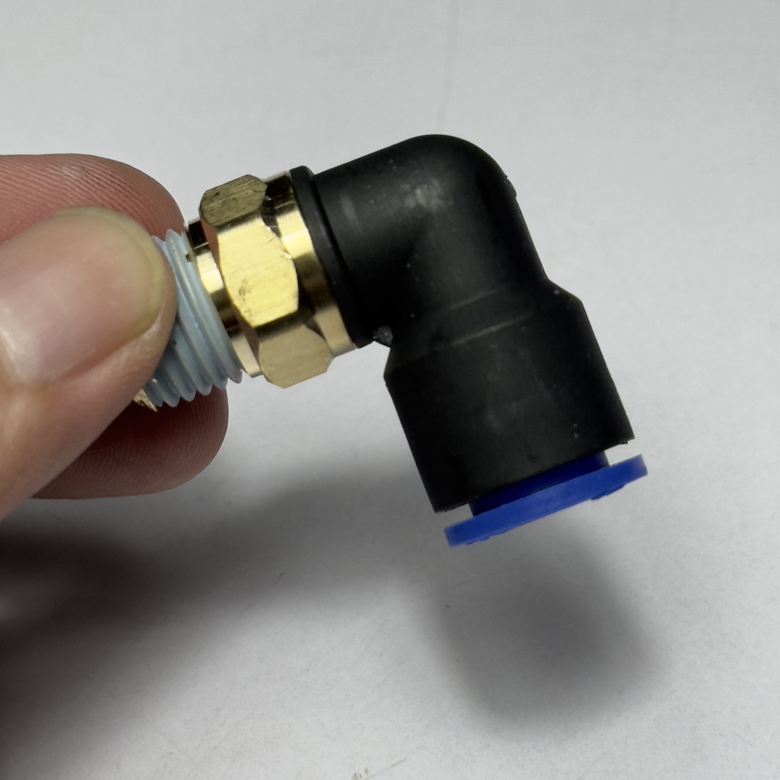 Hình ảnh minh họa ống khí phi 10mm được cắt vuông góc, sẵn sàng để lắp vào đầu nối MPL 10-02"