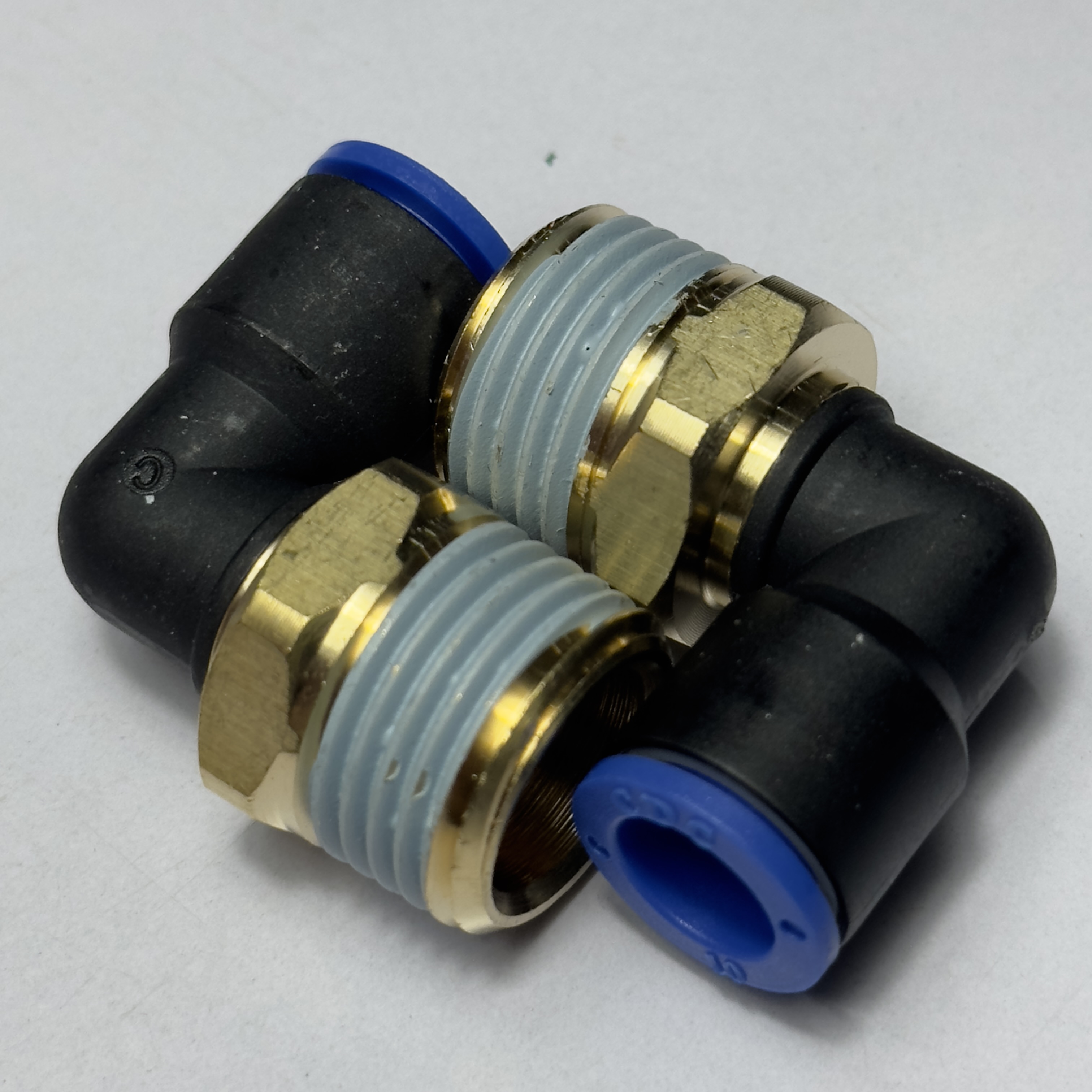 Minh họa thao tác nhấn nút và cắm ống 6mm vào đầu nối MPL 06-04