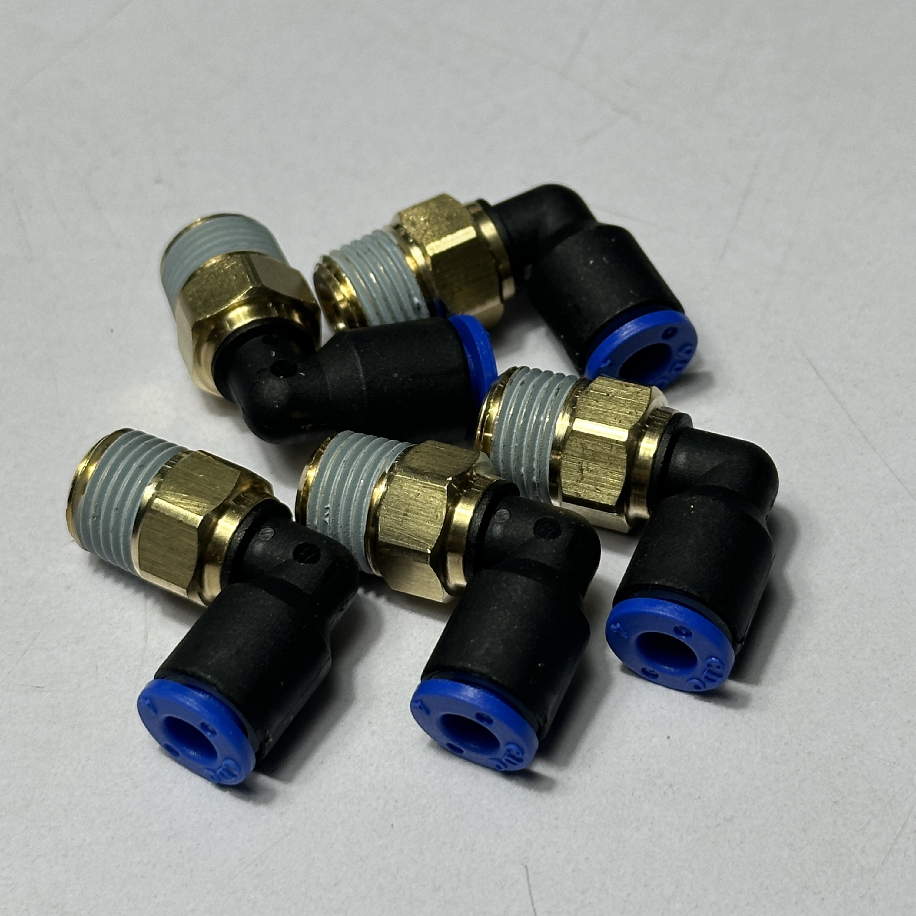 Hình ảnh cận cảnh Đầu Nối Nhanh Khí Nén Cong Đen CDC MPL, thể hiện sự nhỏ gọn của cả đầu cắm ống 4mm và phần ren 1/8 inch