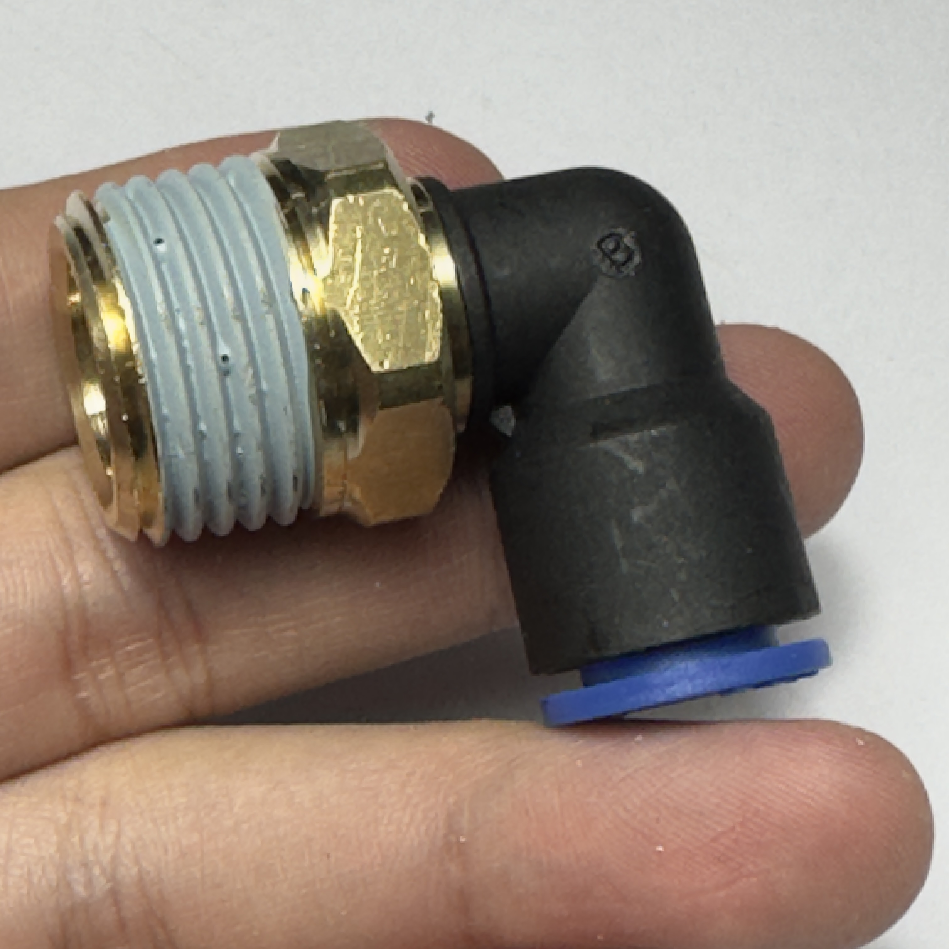 Hình ảnh minh họa ống khí phi 6mm được cắt vuông góc, sẵn sàng để lắp vào đầu nối MPL 06-04