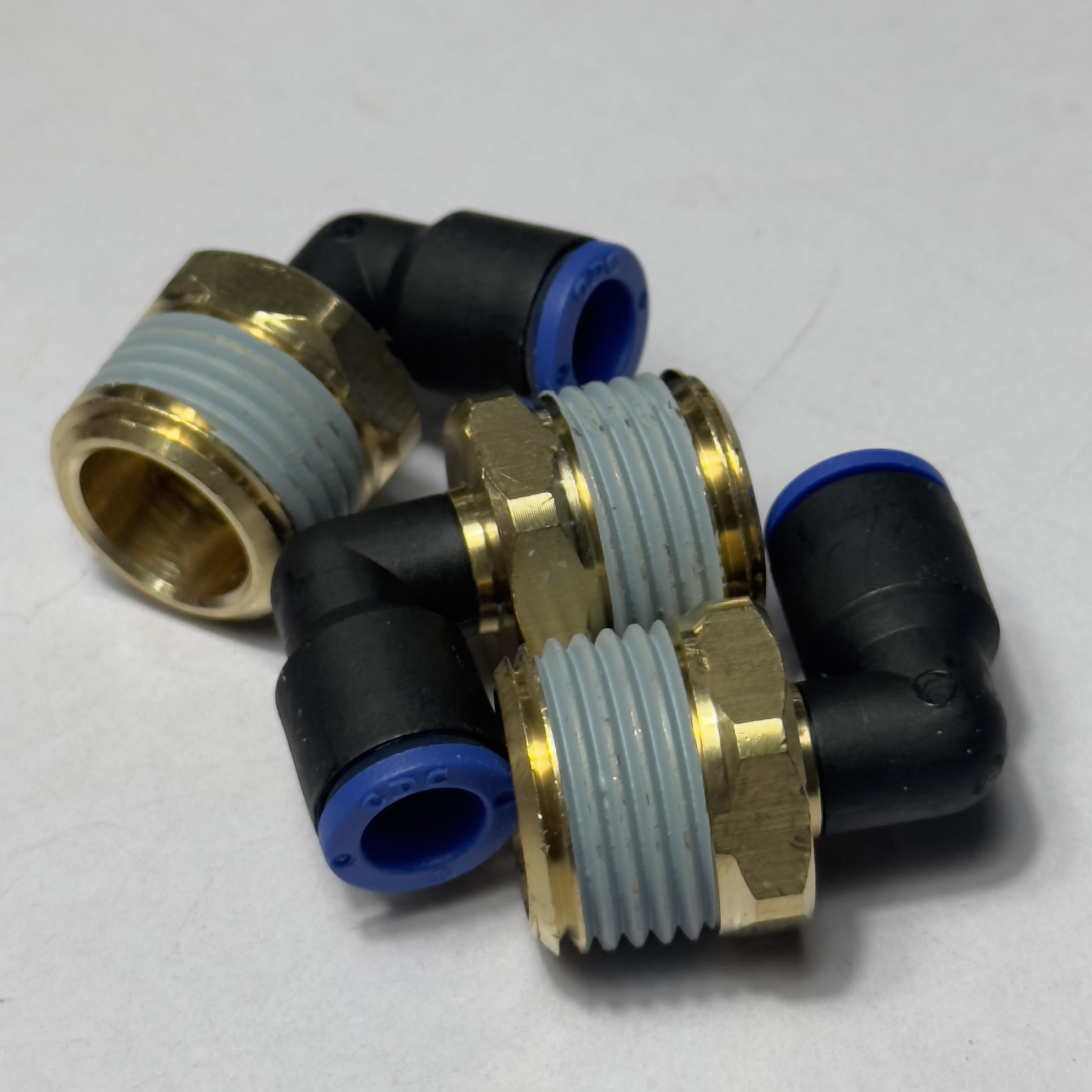 Hình ảnh Đầu Nối Nhanh Khí Nén Cong Đen CDC MPL 08-04, làm nổi bật sự khác biệt kích thước giữa đầu cắm ống 8mm và thân ren ngoài 1/2 inch lớn