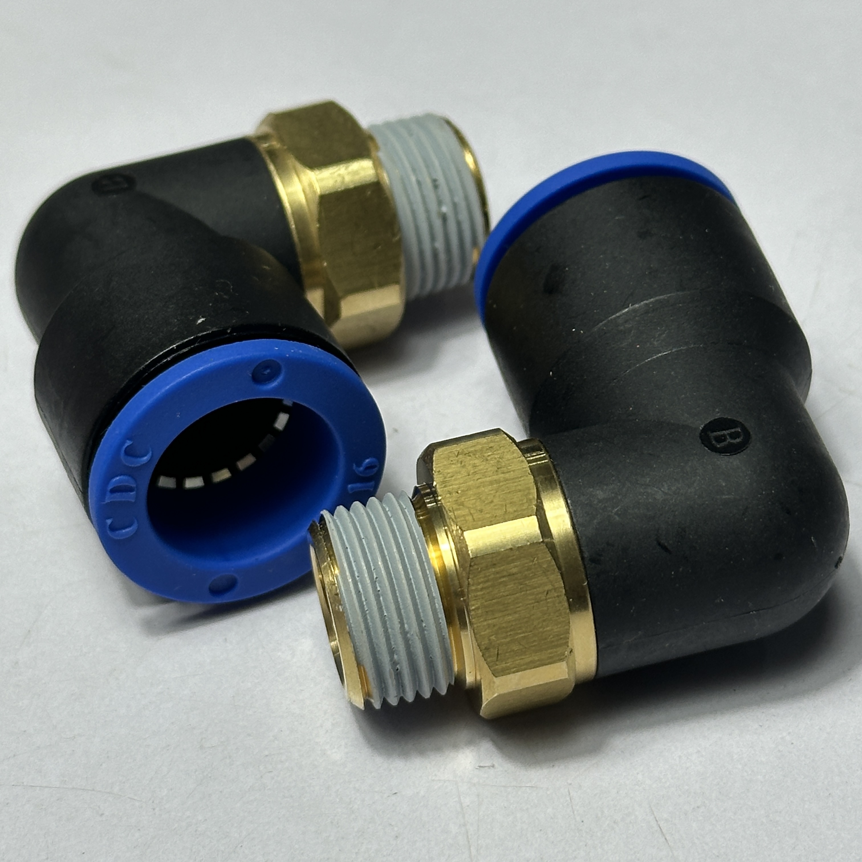 Hình ảnh sản phẩm Đầu Nối Nhanh Khí Nén Cong Đen CDC MPL 16-03, làm nổi bật sự kết hợp giữa ống 16mm và ren 3/8 inch