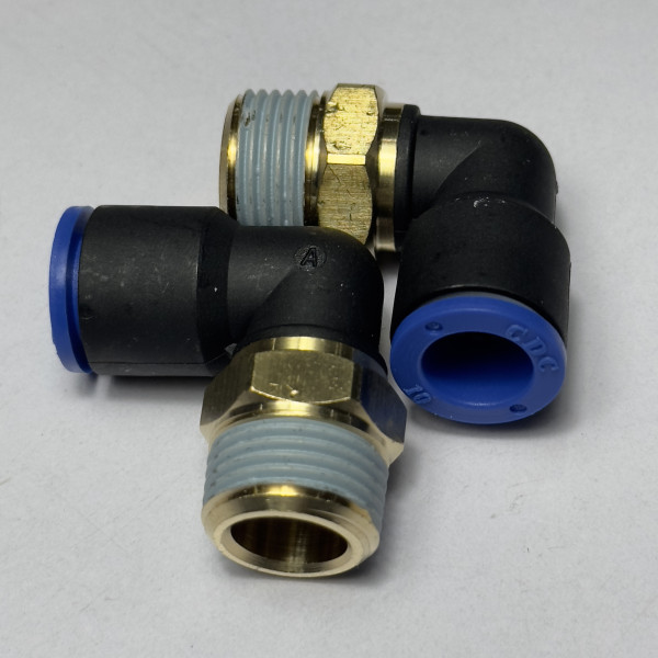 "Hình ảnh tổng thể Đầu Nối Nhanh Khí Nén Cong Đen CDC MPL 12-04, làm nổi bật kích thước ống 12mm và ren 1/2 inch