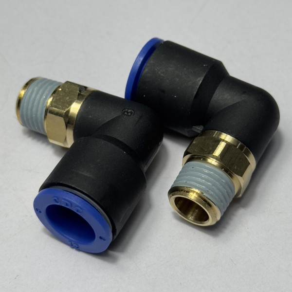 Hình ảnh Đầu Nối Nhanh Khí Nén Cong Đen CDC MPL 12-02, làm nổi bật kết nối giữa ống đầu cắm 12mm và phần ren 1/4 inch
