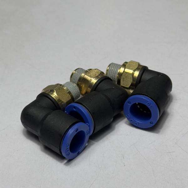 Hình ảnh Đầu Nối Nhanh Khí Nén Cong Đen CDC MPL 10-01, làm nổi bật kích thước ren 1/8 inch nhỏ gọn và đầu cắm ống 10mm