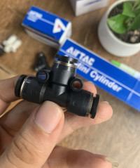 Đầu Nối Khí Chữ T Phi 12 mm Đen Airtac PE12D