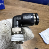 Đầu Nối Khí Cong Ren Ngoài Phi 8 mm - PT1/4 Đen Airtac PL802D