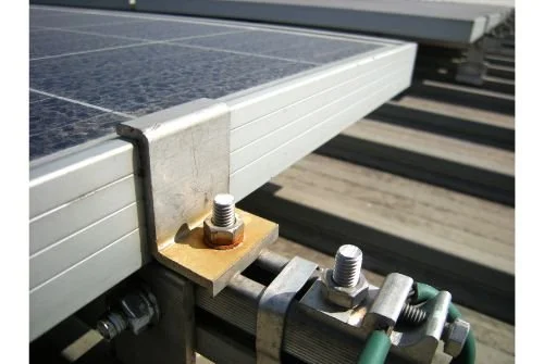 Lắp đặt Hệ thống Solar Panel: Cố định các thanh ray chính, khớp nối chịu lực của tấm pin mặt trời lên các kết cấu mái có nhiều lớp đệm và cách nhiệt. Chiều dài 50mm là bắt buộc để xuyên qua các lớp này.