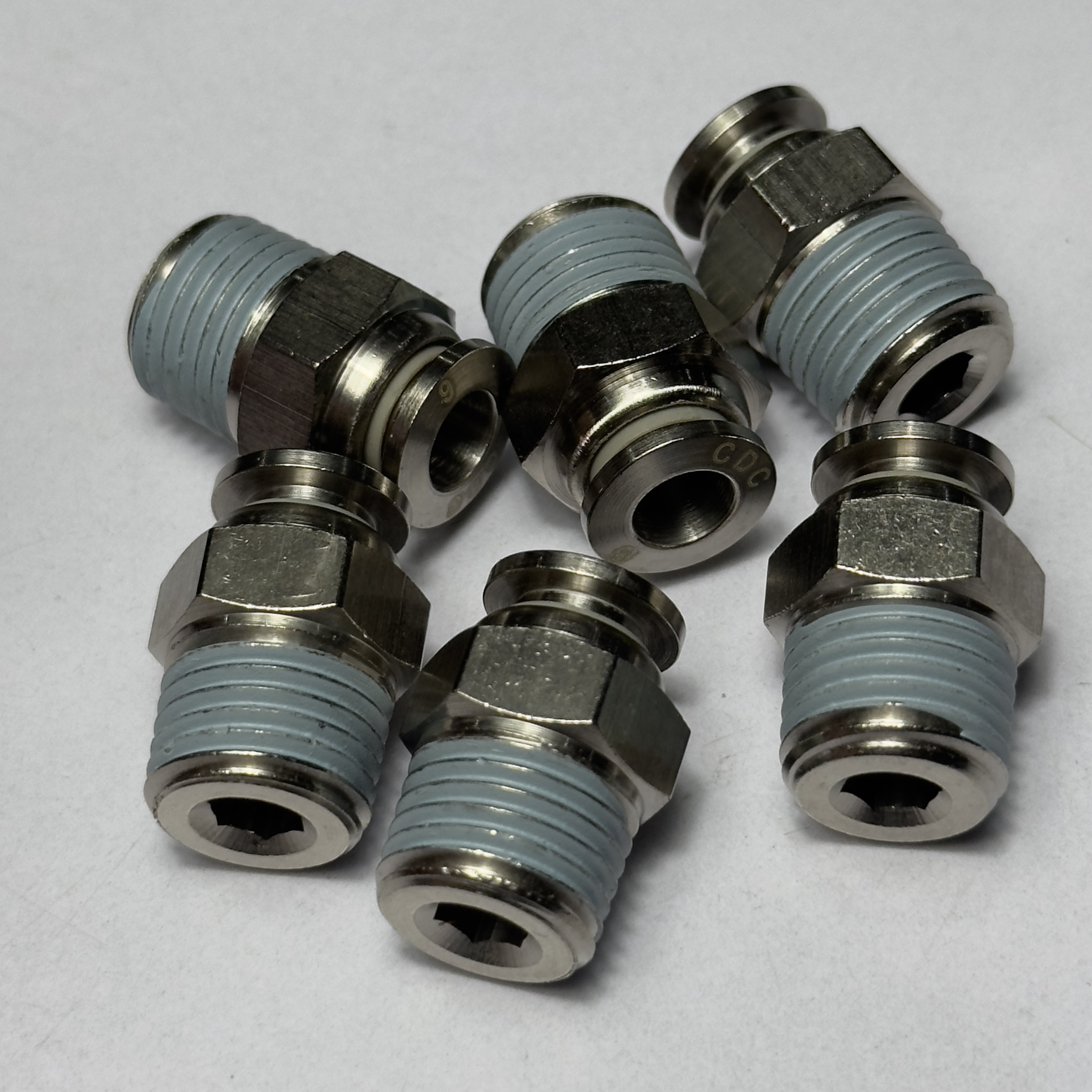 Hình ảnh cận cảnh Đầu Nối Nhanh Khí Nén Đồng CDC BPC 06R02, làm nổi bật thân đồng thau nguyên khối và lớp mạ niken sáng bóng, kết hợp ống 6mm và ren 1/4 inch